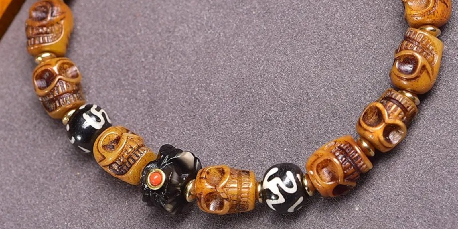 Bracelet Tête de Mort Tibétain Cloche du Karma Vagabond : des matériaux riches de symboles